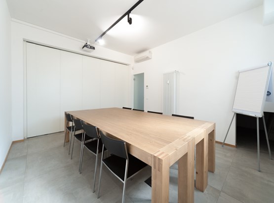 8P Meeting Room
